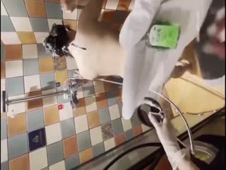 国产重口调教母狗！喝尿！鞭打！羞辱！风油精精