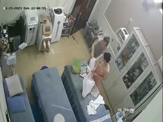 【监控破解】美容院两个颜值美女做逼逼激光脱毛  一边做一边和美容师唠嗑