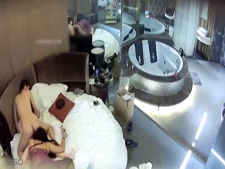 【酒店监控偷拍】有点另类的情侣一边操B一边玩情趣娃娃