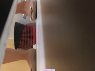 厕所偷拍50位美女，KTV醉酒公主没站稳摔倒粪坑