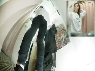 高清偷窥试衣间第二档青春文静女孩稚嫩美乳