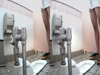 海边沙滩浴场女厕偷拍美女尿尿，腿上满是泥沙是个无毛小白虎