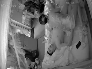 家庭摄像头偷拍性欲很强的淫妻没办法得到满足怎么干都满足不了